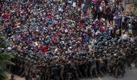 Sınırda arbede: Göçmenler ordu ile karşı karşıya