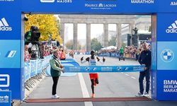 Berlin Maratonu'nun galibi Kipchoge kendisine ait dünya rekorunu kırdı