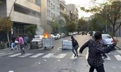 İran'da Mahsa Emini protestoları büyüyor: Polis araçları ateşe verildi