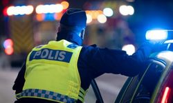 Stockholm'de dur ihtarına uymayan sürücü aracı polisin üzerine sürdü