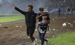 Endonezya'da futbol maçında çıkan izdihamda 174 kişi öldü