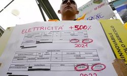 İtalyanlar artan enerji fiyatlarını fatura yakarak protesto etti
