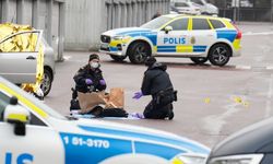 Göteborg'da araçta vurulmuş halde bulunan kişi yaşamını yitirdi