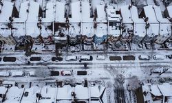 Avrupa'da çetin kış hayatı olumsuz etkiliyor: Uçuşlar iptal, okullar tatil