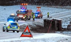 İsveç'te sürücülerin buzlu yollarla sınavı: Çok sayıda kaza meydana geldi
