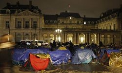 Paris'te refakatsiz çocuk göçmenler soğuk hava şartlarında kalıcı barınma bekliyor