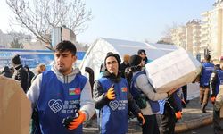 Azerbaycanlı gençler deprem bölgesinde yardımlarını sürdürüyor