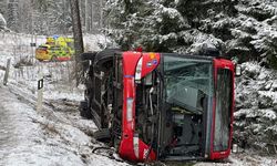 Botkyka'da içinde yolcuların olduğu belirtilen SL otobüsü devrildi