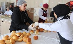 Deprem bölgesindeki jandarma personelinin eşleri depremzedeler için ekmek üretiyor