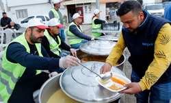 İtalya'dan gelen gurbetçi, depremzede ve gönüllülere yemek dağıtıyor
