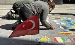 İsveç'te sokak ressamının Türk bayrağı hassasiyeti