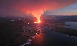 İzlanda'nın Reykjanes Yarımadası'nda patlayan yanardağın lavları yerleşim yerlerine ulaştı