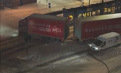 Stockholm'de kırmızı ışıkta geçen kamyon trenle çarpıştı