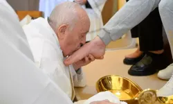 Papa kadın mahkumların ayaklarını öptü