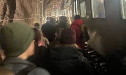 Stockholm'de banliyö treni tahliye edildi: Yüzlerce yolcu tünelde yürümek zorunda kaldı