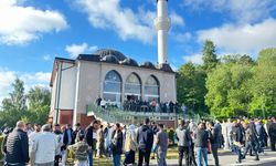 İsveç'te Müslümanlar bayram namazı için camileri doldurdu