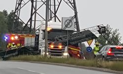 İsveç'te kontrolden çıkan araç AVM girişindeki yol tabelasını devirdi