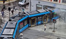 Oslo'da raydan çıkan tramvay mağazaya girdi