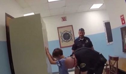 8 yaşındaki çocuğa kelepçe takan polise öfke büyüyor