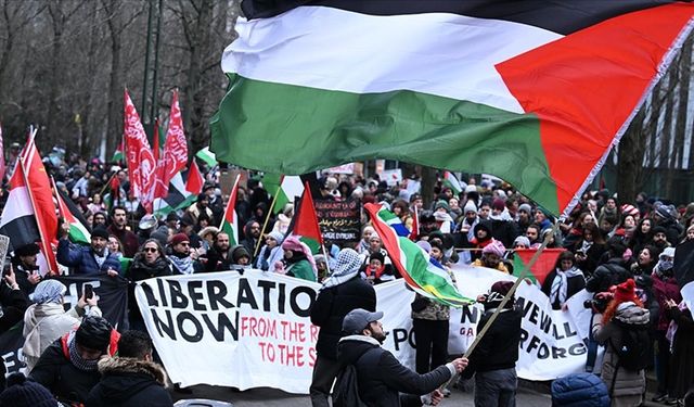 Belçika'da Filistin destekçileri, Gent şehrinin en işlek kavşağında eylem yaptı