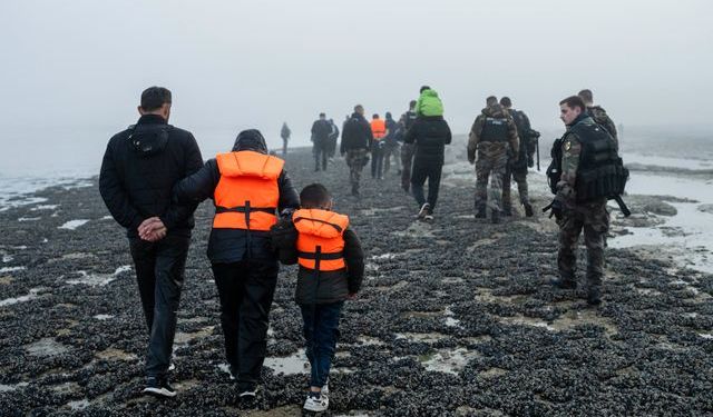 Manş Denizi'ni geçmeye çalışan sekiz kişi öldü