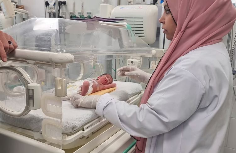 İsrail'in öldürdüğü hamile kadının karnından alınan bebek hayatını kaybetti