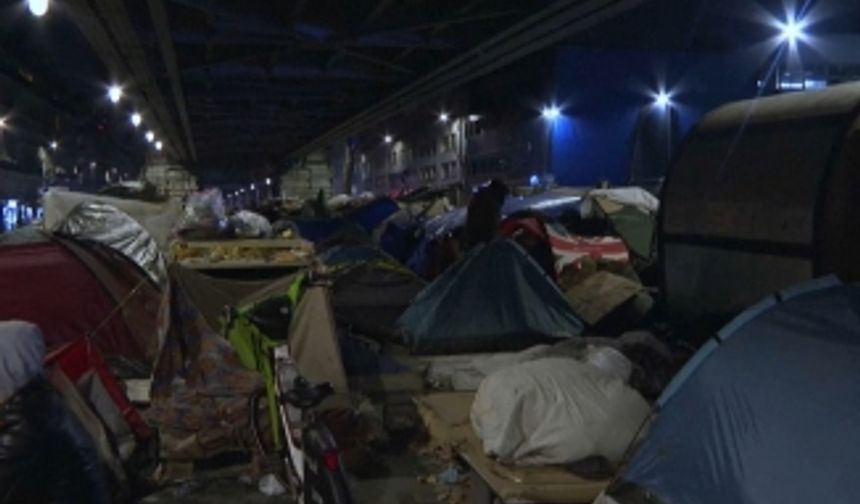 Paris'te barınacak yeri olmayan yüzlerce göçmen sokaklarda yatıyor
