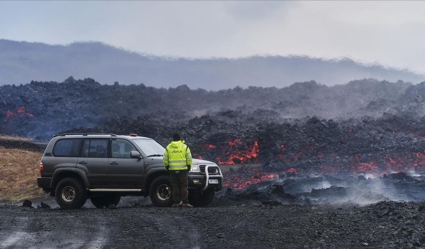 İzlanda'daki Lav akışı yolu yuttu: Bölge halkı umudunu kaybediyor