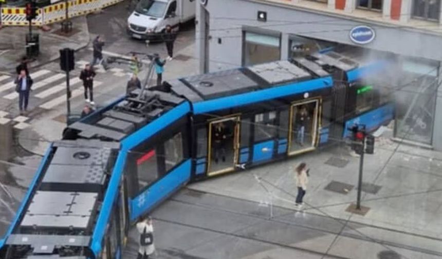 Oslo'da raydan çıkan tramvay mağazaya girdi